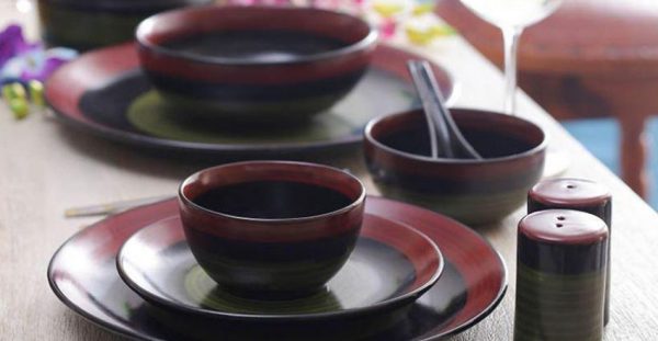 housewarming-dinner-serving-plates-and-utensils