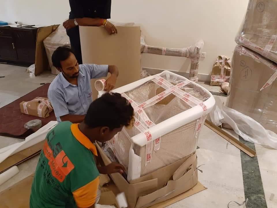 <br />
<b>Notice</b>:  Undefined variable: FetchPage in <b>/home/movingsolutions/public_html/company/home.php</b> on line <b>428</b><br />
<br />
<b>Notice</b>:  Trying to access array offset on value of type null in <b>/home/movingsolutions/public_html/company/home.php</b> on line <b>428</b><br />
 Slider