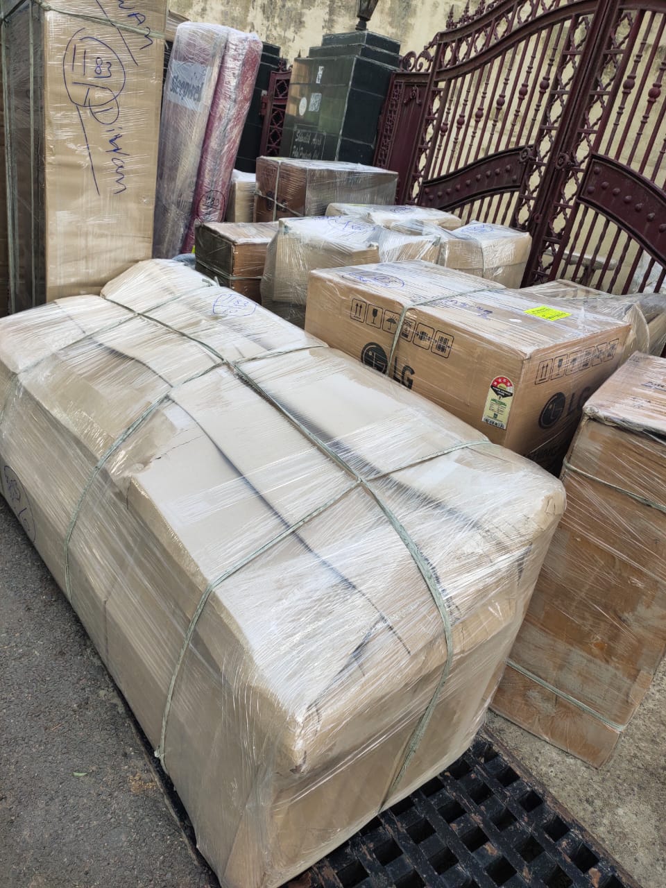 <br />
<b>Notice</b>:  Undefined variable: FetchPage in <b>/home/movingsolutions/public_html/company/home.php</b> on line <b>428</b><br />
<br />
<b>Notice</b>:  Trying to access array offset on value of type null in <b>/home/movingsolutions/public_html/company/home.php</b> on line <b>428</b><br />
 Slider